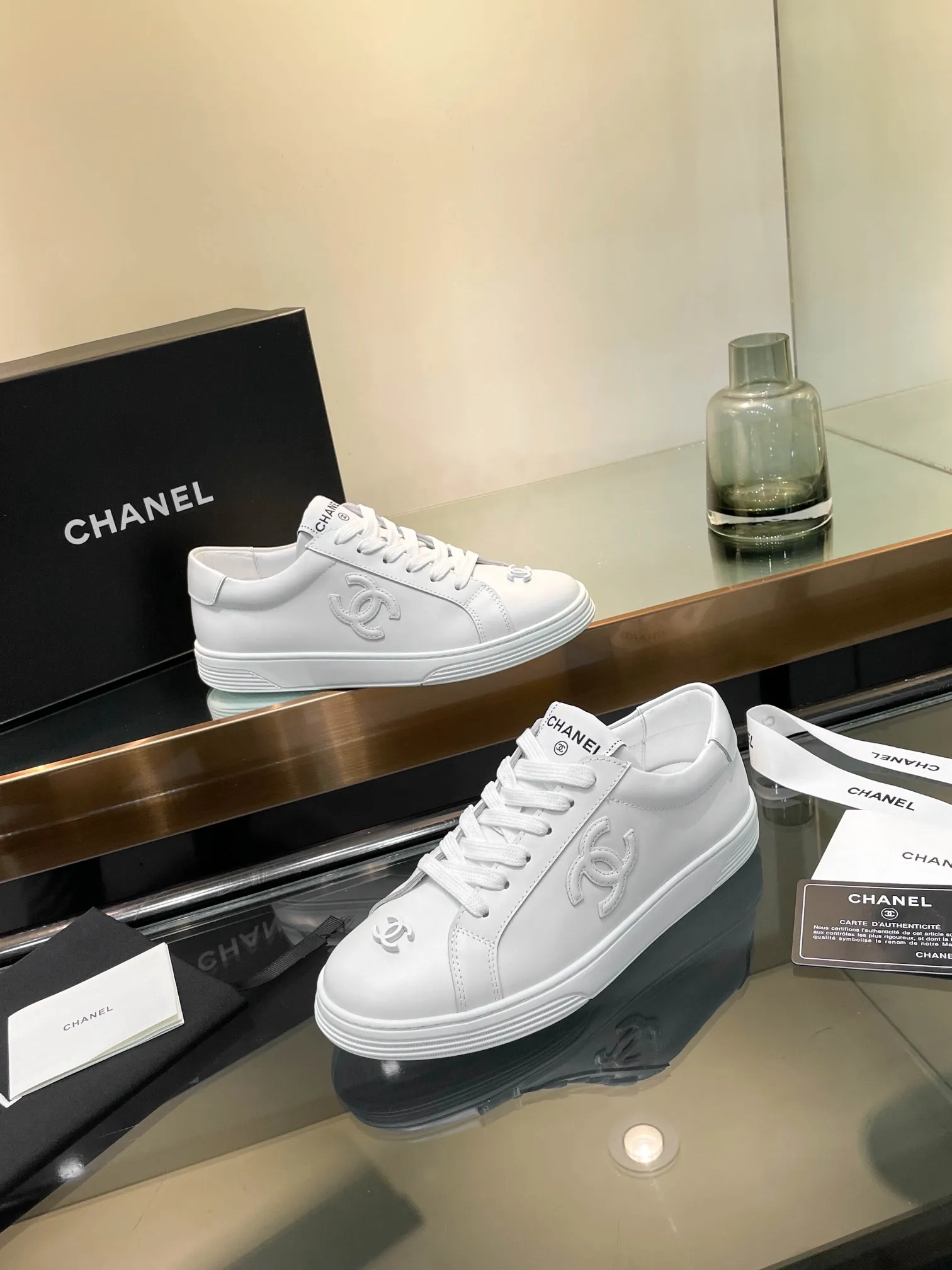👟👟Ex-factory price 520👟👟Chanel Chanel 25SF latest model full leather panda color white shoes casual sports shoes skateboard shoes original purchase and development production Xiaoxiang C Home Another super popular item in the counter, loved by Internet celebrity bloggers and sisters, and various praises on social platforms. It is very popular, has a high texture, is breathable and super spring and summer. Seeing this issue always arouses the inner desire of girls for fashion. The latest suede material, classic black and white color, full of fashionable feeling on the feet, easy to care for. Fabric: Original customized imported cowhide material. Lining: Customized soft sheepskin lining. Sole: Original molded TPU non-slip outsole. Bottom thickness: 2.5CM. Size: Women's size 35-40 (custom-made sizes 40 are non-refundable)